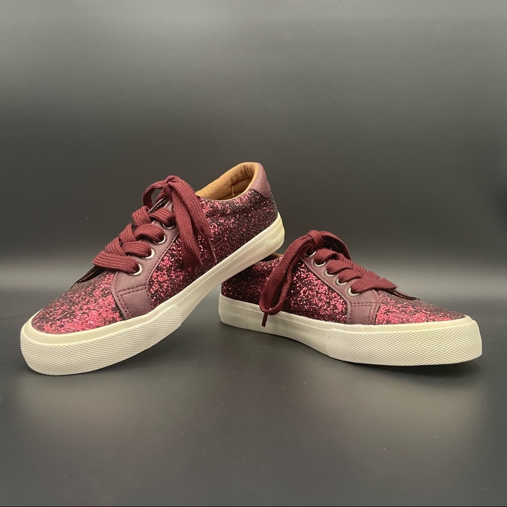 NWT Burgundy glitter star sneakers. Size 6